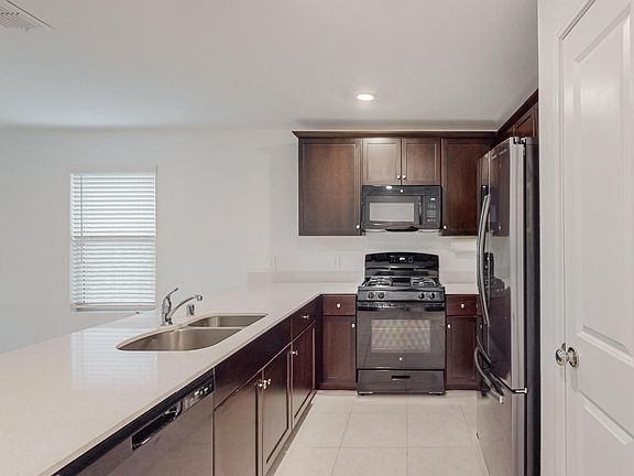 5th image of 1045 Crestview Dr