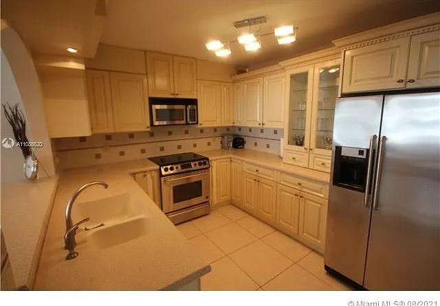 5151 Collins Ave #1030 — Photo 11
