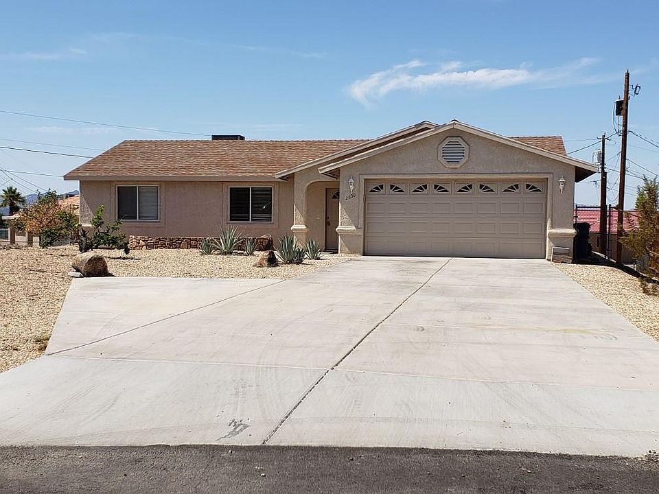 Front of House, nicely landscaped!