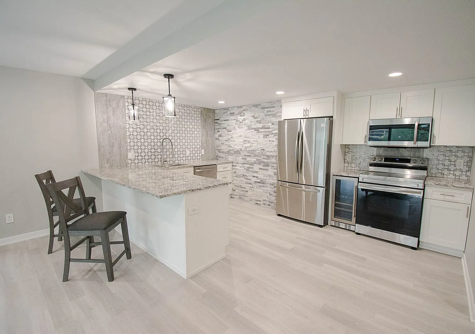 Modern 1BR with Downtown Views, Parking & InUnit Laundry — Photo 1