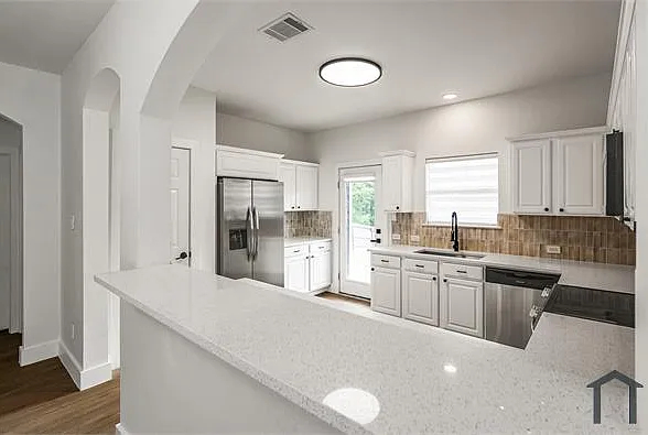 4 bed, 1579 sqft, $2,400 — Photo 3