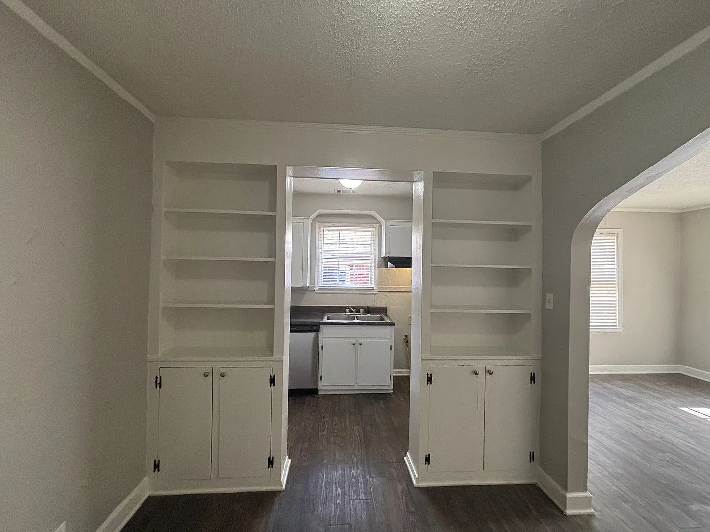 Welcome to 2188 Jackson Ave! — Photo 4