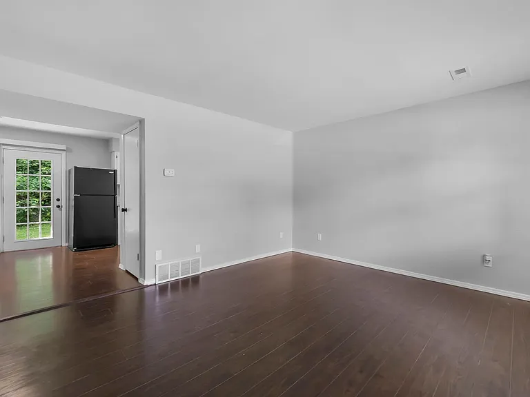 2563 Lisa Dr — Photo 3