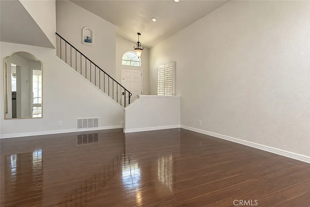 3 bed, 2.5 bath, 1321 sqft, $3,650 — Photo 3
