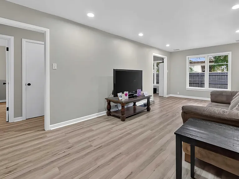105 Holcomb St — Photo 3