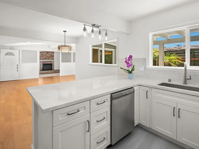 5164 Chateau Dr — Photo 3