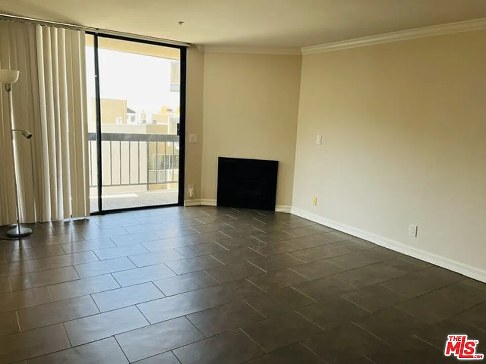 2 bed, 2.0 bath, 1070 sqft, $3,350 — Photo 2