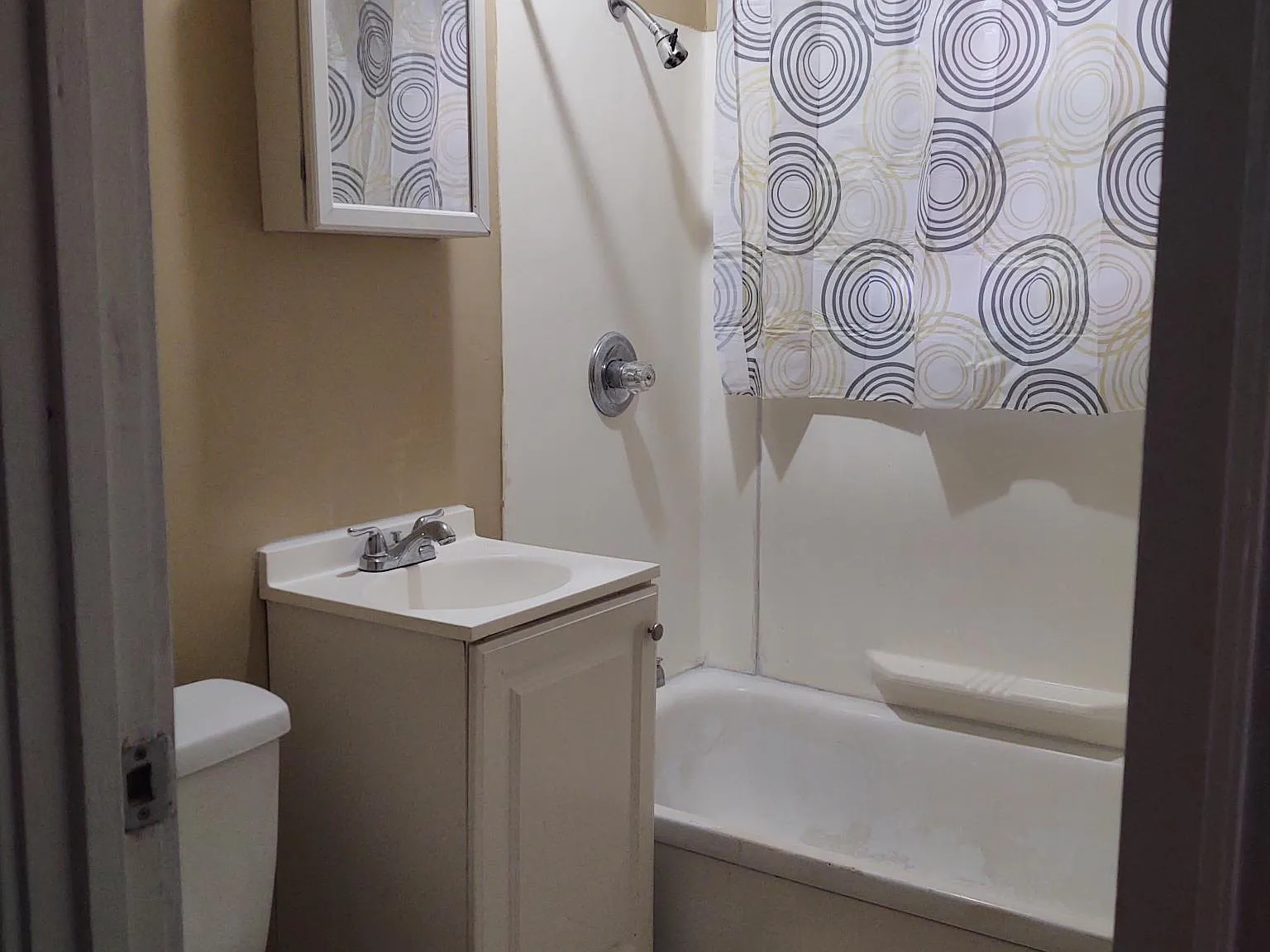 1 bed, 750 sqft, $1,350 — Photo 3