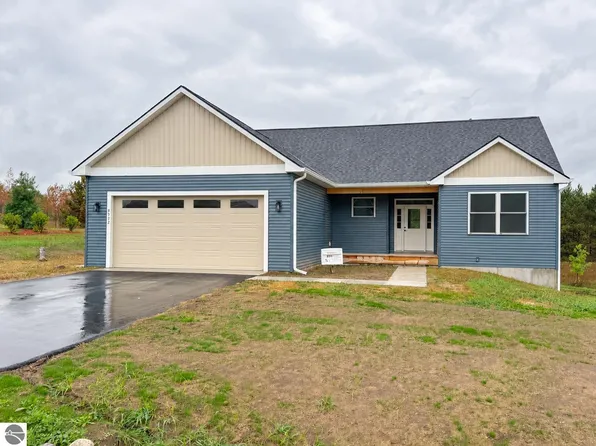 8552 S Olivia Dr, Maple City, MI 49664