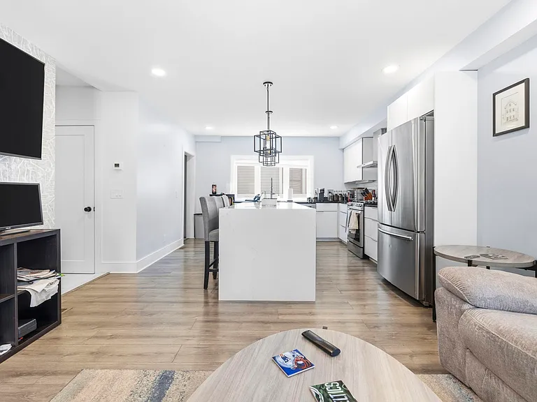 169 W 9th St — Photo 3