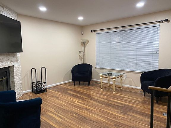 3rd image of 695 Mount Lubentia Ct W
