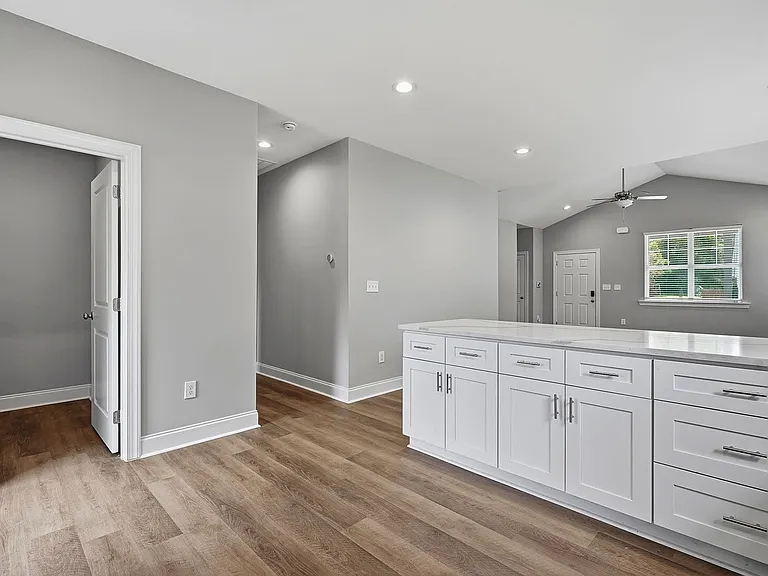 573 Circle Dr — Photo 17
