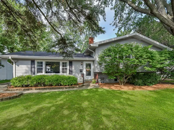 929 Emerald Dr, Naperville, IL 60540