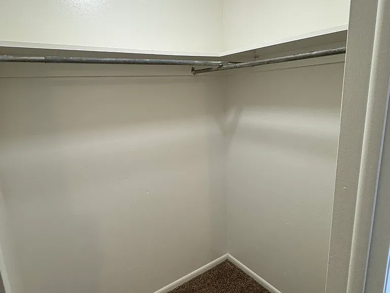 Walk-in-closet