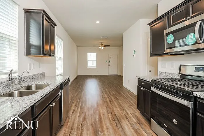 3 bed, 2.0 bath, 1105 sqft, $1,630 — Photo 4