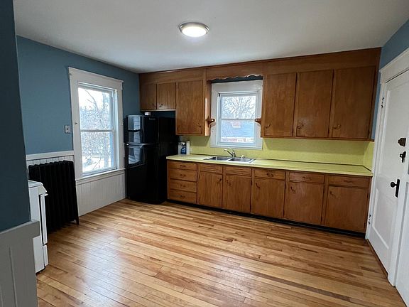 3rd image of 527 Lowell St Floor 2