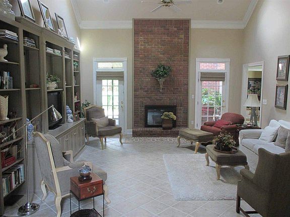 4th image of 1018 S Park Dr