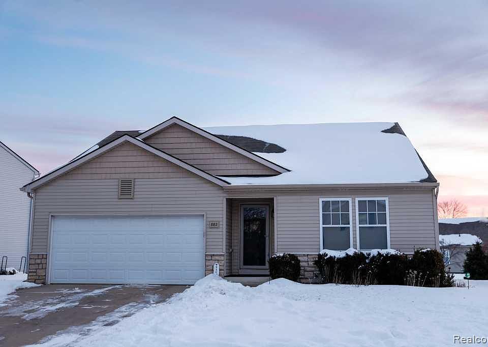 1st image of 882 Primrose Ln