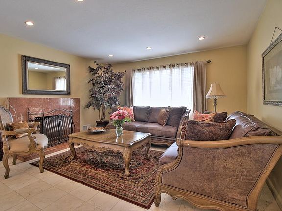 3rd image of 18 Conrad Ct