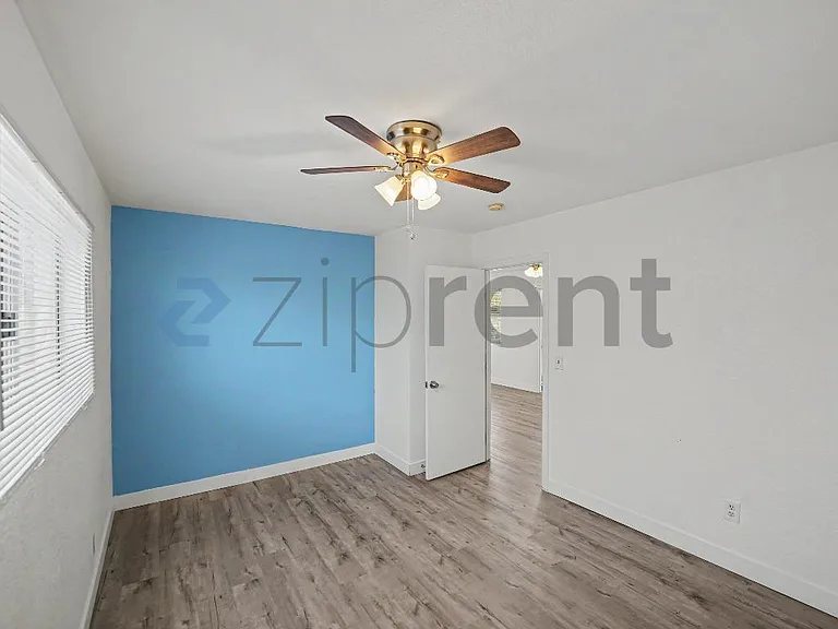 927 Freeman Ave — Photo 13