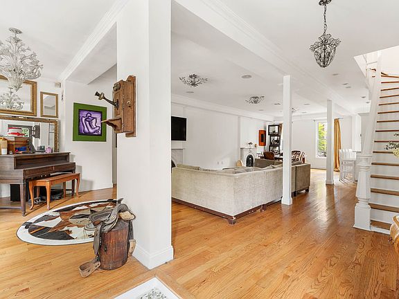 4th image of 208 Washington Ave #2