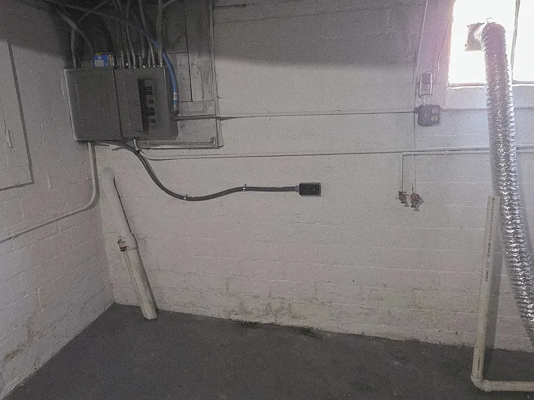 Washer/dryer hookups in the basement