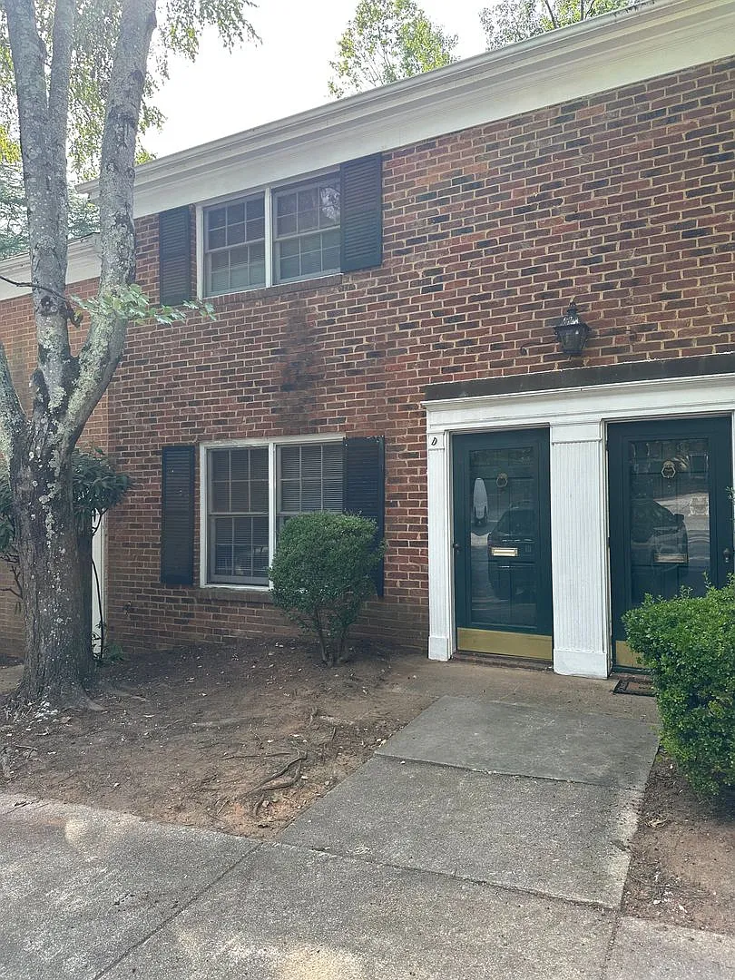 Spacious Townhome! 2 bedroom/2 1/2 bath . — Photo 2