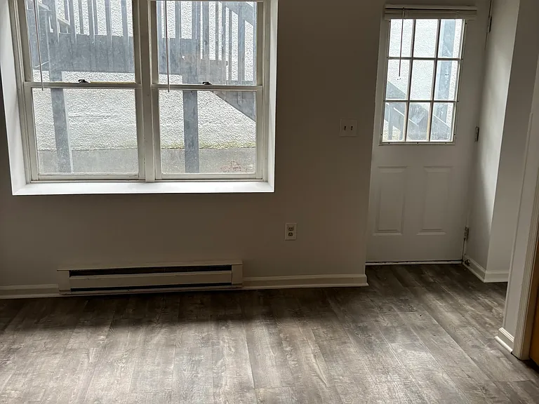 31 Railroad St — Photo 11