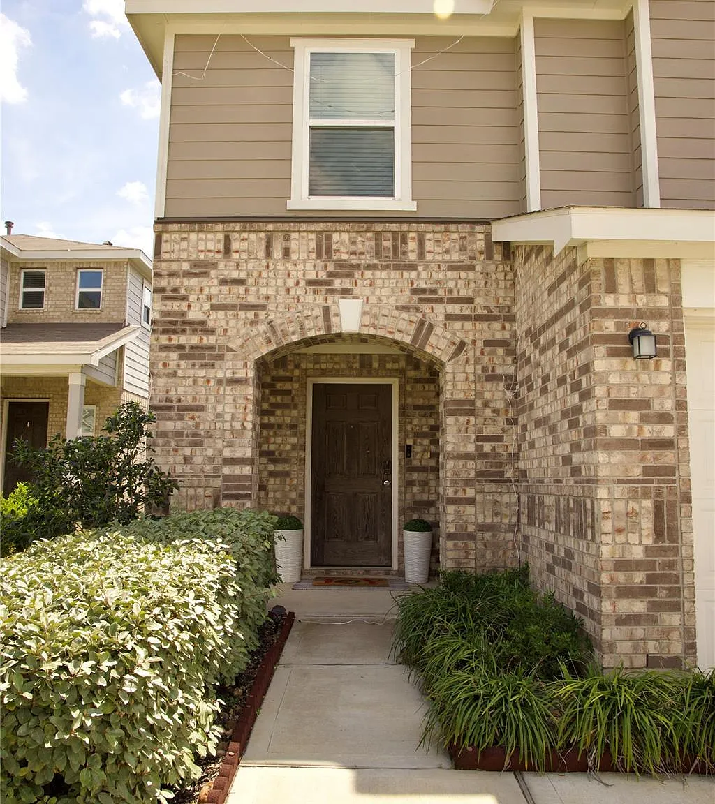 3 bed, 2.5 bath, 2237 sqft, $2,300 — Photo 2