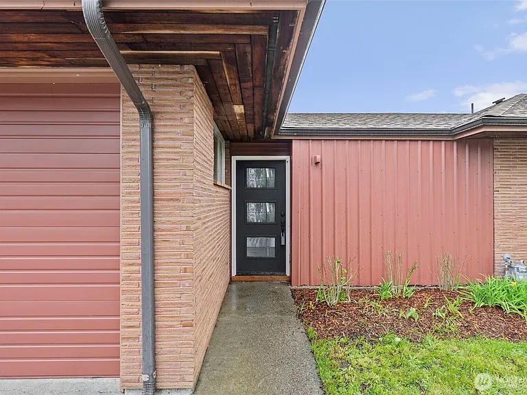 501 N Oak St — Photo 14