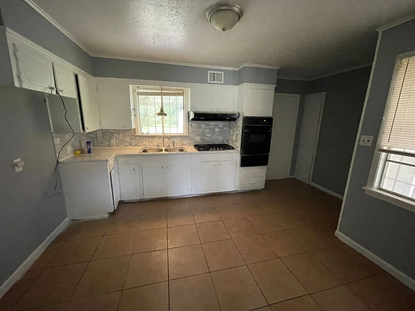 3233 Valley View Dr — Photo 2