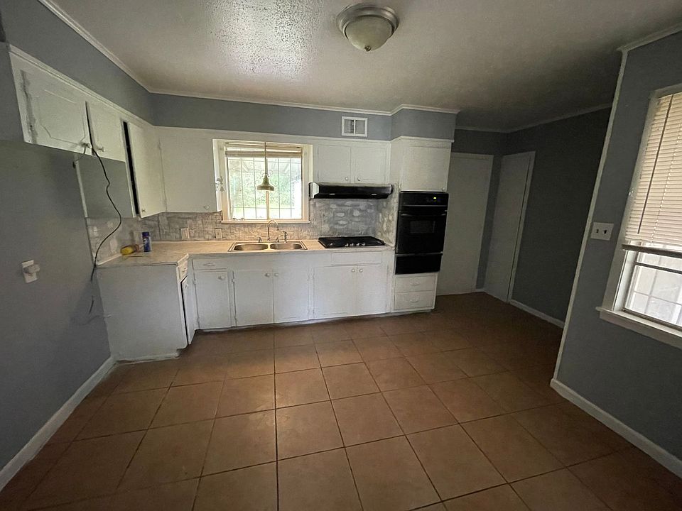 2nd image of 3233 Valley View Dr