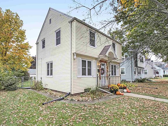 3rd image of 215 E Farneman St