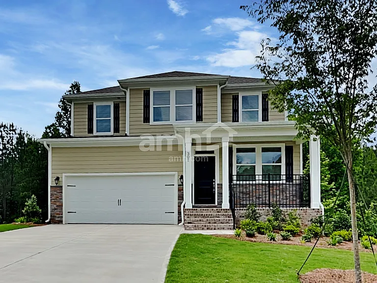 301 Pecan Dr — Photo 1
