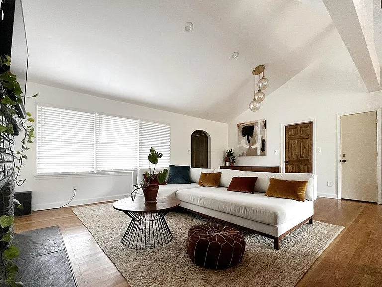 230 Chelsea Cir — Photo 2