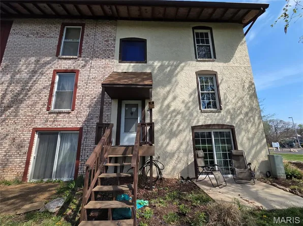 314 Carmel Woods Dr, Ballwin, MO 63021