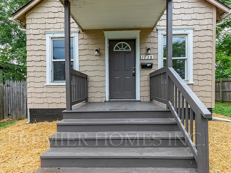1738 Harrisburg Rd NE — Photo 1