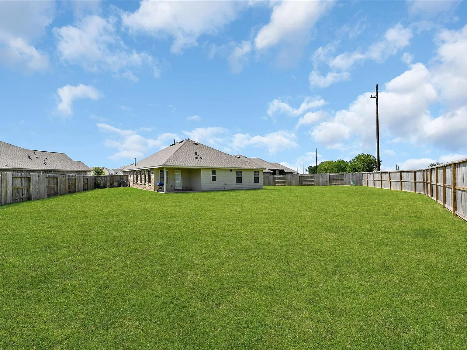 3 bed, 2.0 bath, 2109 sqft, $2,600 — Photo 4