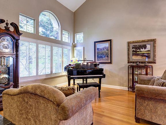 3rd image of 112 Duxbury Way