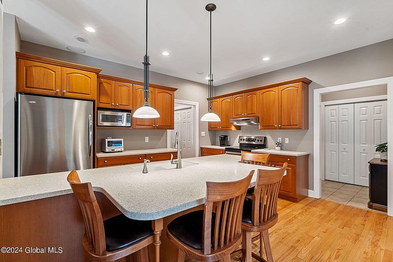 4th image of 6256 Empire Avenue