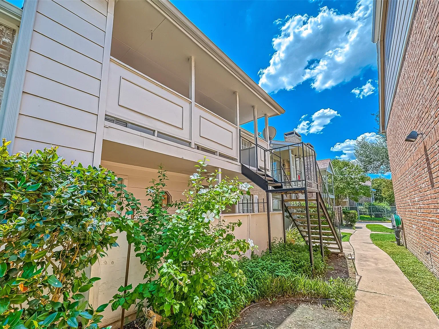 2 bed, 2.0 bath, 1043 sqft, $1,450 — Photo 2
