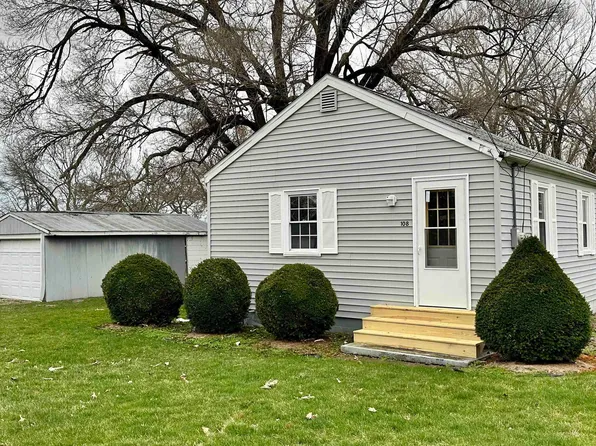 108 W 6th St, Maquon, IL 61458