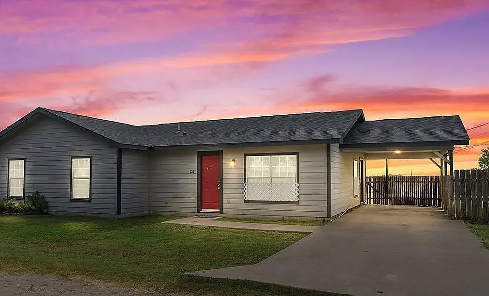 3 bed, 2.0 bath, 996 sqft, $1,450 — Photo 1