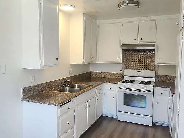 1265 W 4th St — Photo 12