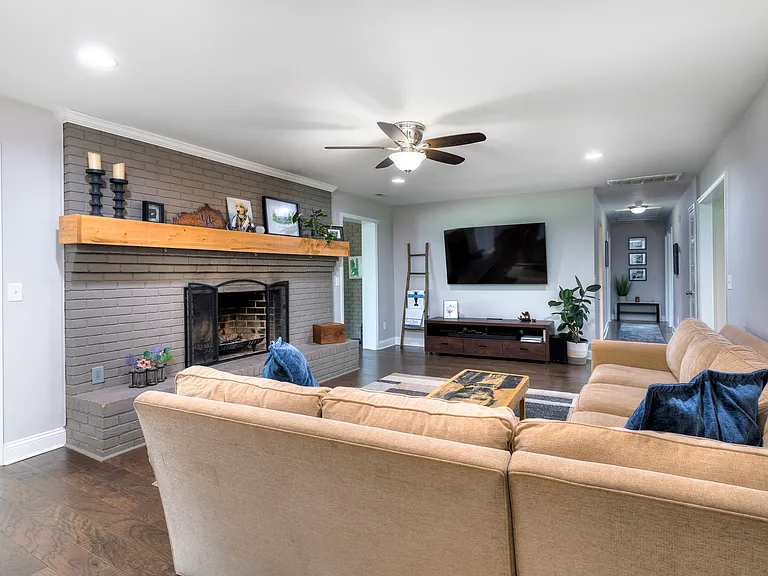 909 Club Ln — Photo 15