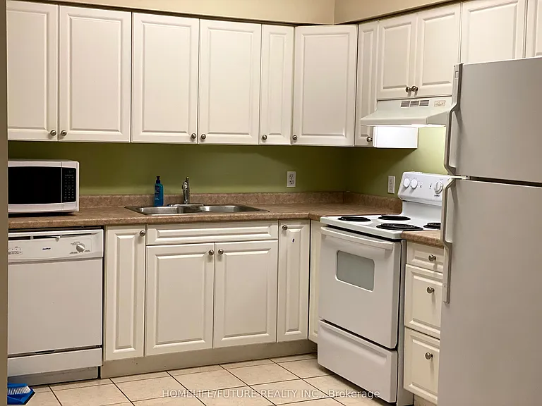 271 Lester St #402 — Photo 2