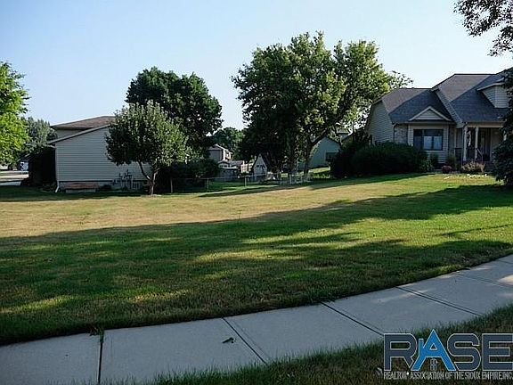 3rd image of 6108 W Queens Cir