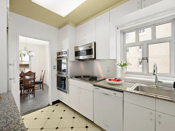 20 East 9th Street image 8 of 29