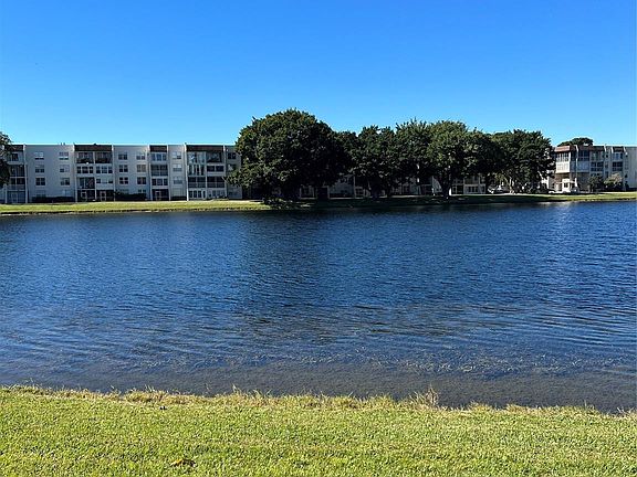5th image of 1526 Whitehall Dr APT 402