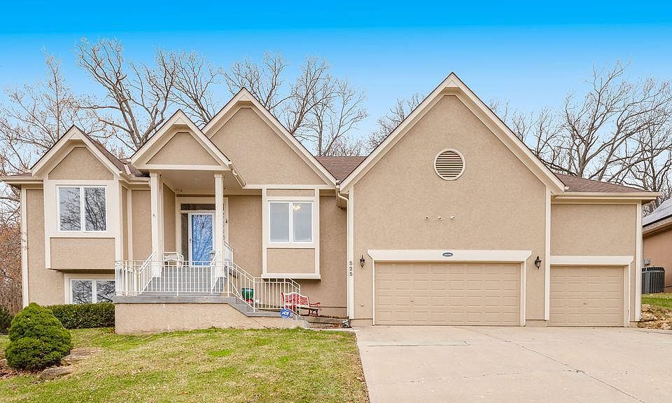1st image of 525 NE Emerald Dr
